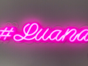LEDネオンサイン看板製作事例　アクリル板 カットタイプ #Luana ピンク