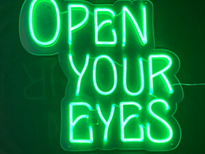 LEDネオンサイン看板製作事例　アクリル板 カットタイプ OPEN YOUR EYES 緑