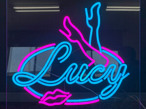 LEDネオンサイン看板製作事例　アクリル板通常タイプ Lucy ピンク