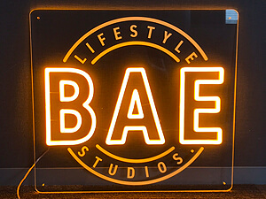 LEDネオンサイン看板製作事例　アクリル板 UVシート使用 スタジオBAE オレンジ