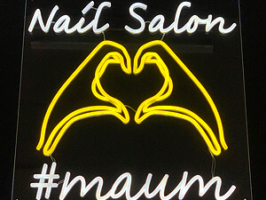 LEDネオンサイン看板製作事例　アクリル板通常タイプ Nail Salon #maum 白 黄色