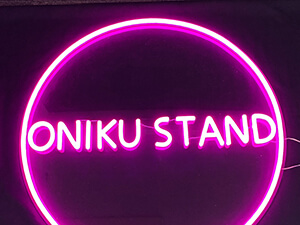 製作事例　アクリル板 カットタイプ ONIKU STAND ピンク